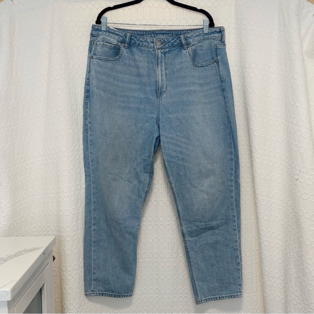 American Eagle Women’s 18 Regular Straight Mom Jeans, Light Wash